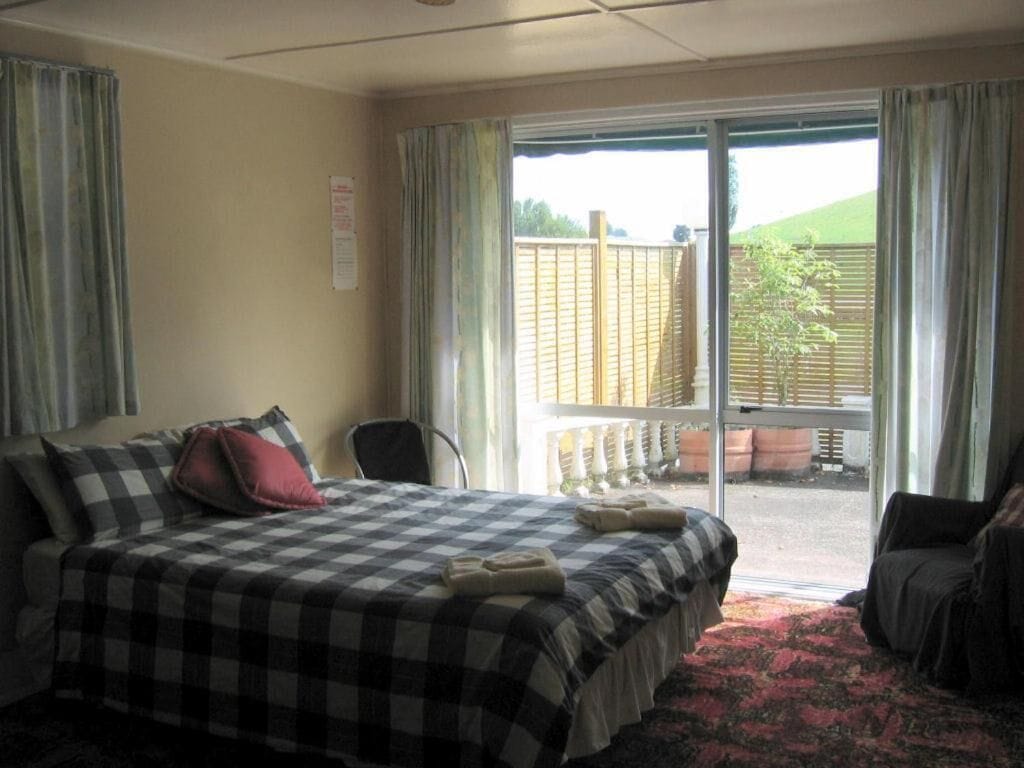 Individually furnished, iron/ironing board, free WiFi, bed sheets