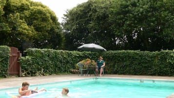 Una piscina al aire libre de temporada