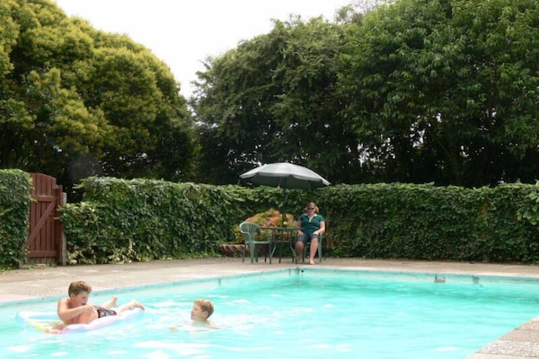Piscine extérieure en saison