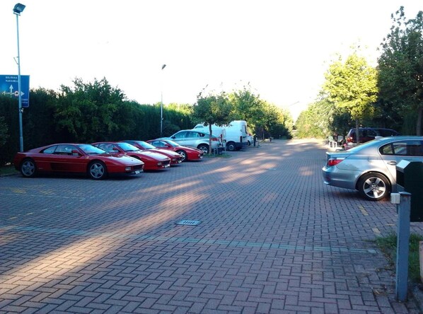 مواقف سيارات مجانية