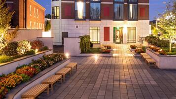 Fachada de la propiedad por la tarde o noche