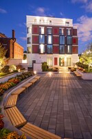 住宿正面 - 傍晚/夜晚