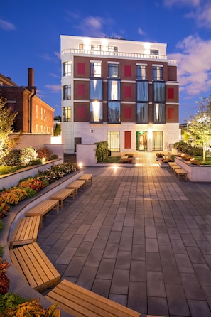 Vista frontal de la propiedad por la tarde o noche