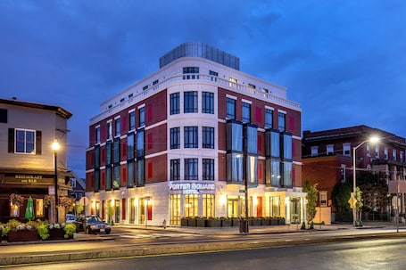 Fachada da propriedade Ć noite