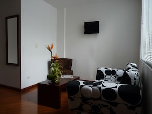 Suíte júnior | Sala de estar | TV de tela plana