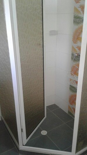 Tripla Standard, bagno privato, piano elevato | Bagno | Doccia, set di cortesia gratuito, asciugamani