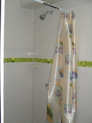 Økonomi-tremannshytte, privat bad (Fan) | Dusj på badet