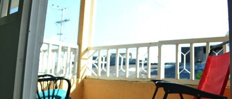 Apartment Triple, Kitchenette | Balcone