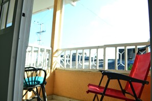 Apartment Triple, Kitchenette | Balcony - Posada Stingray (San Andrés)