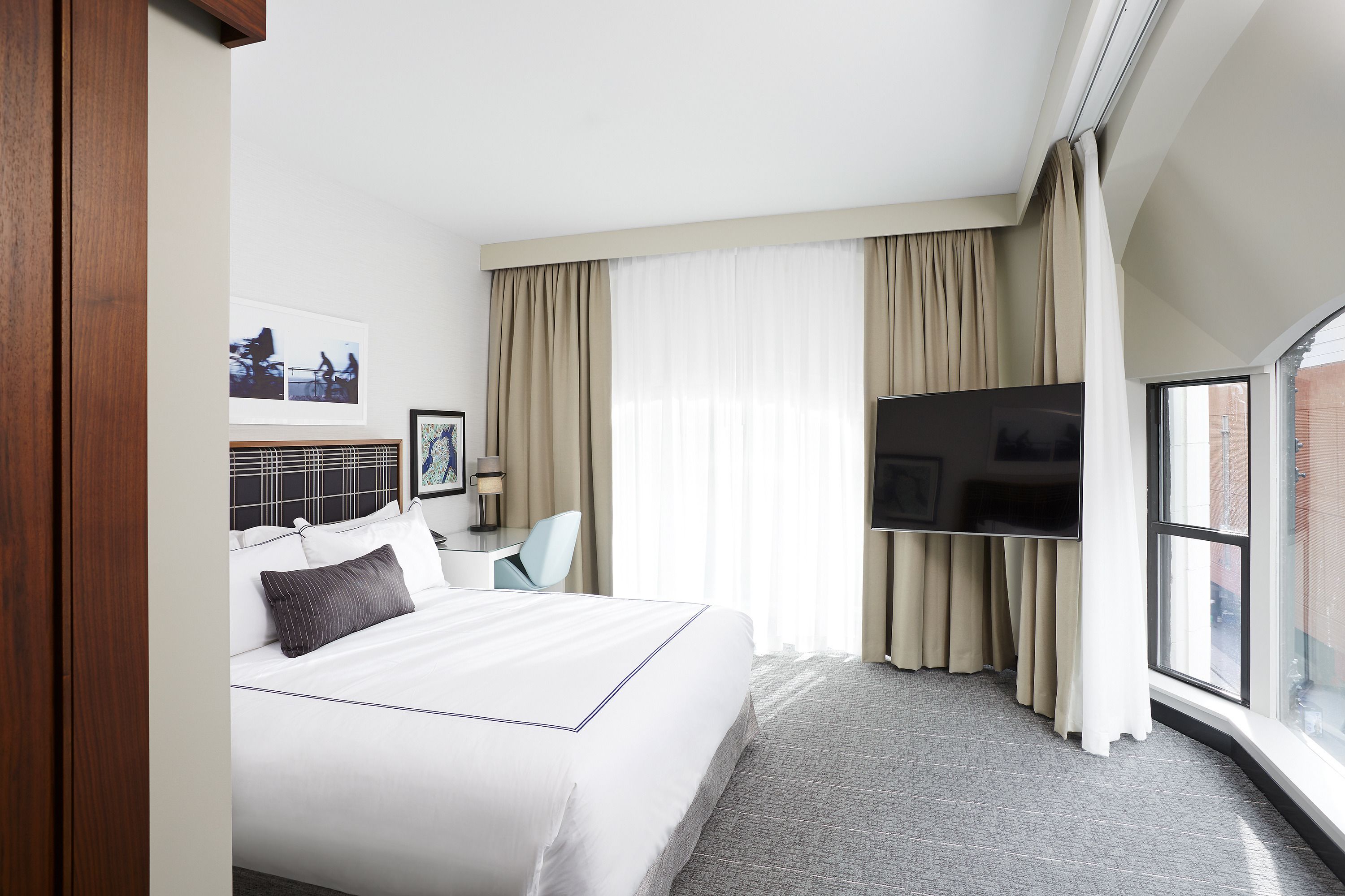 executive corner room, 1 king bed | frette italian sheets, premium bedding, minibar, in-room safe