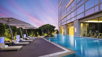 Kolam renang indoor dan kolam renang outdoor