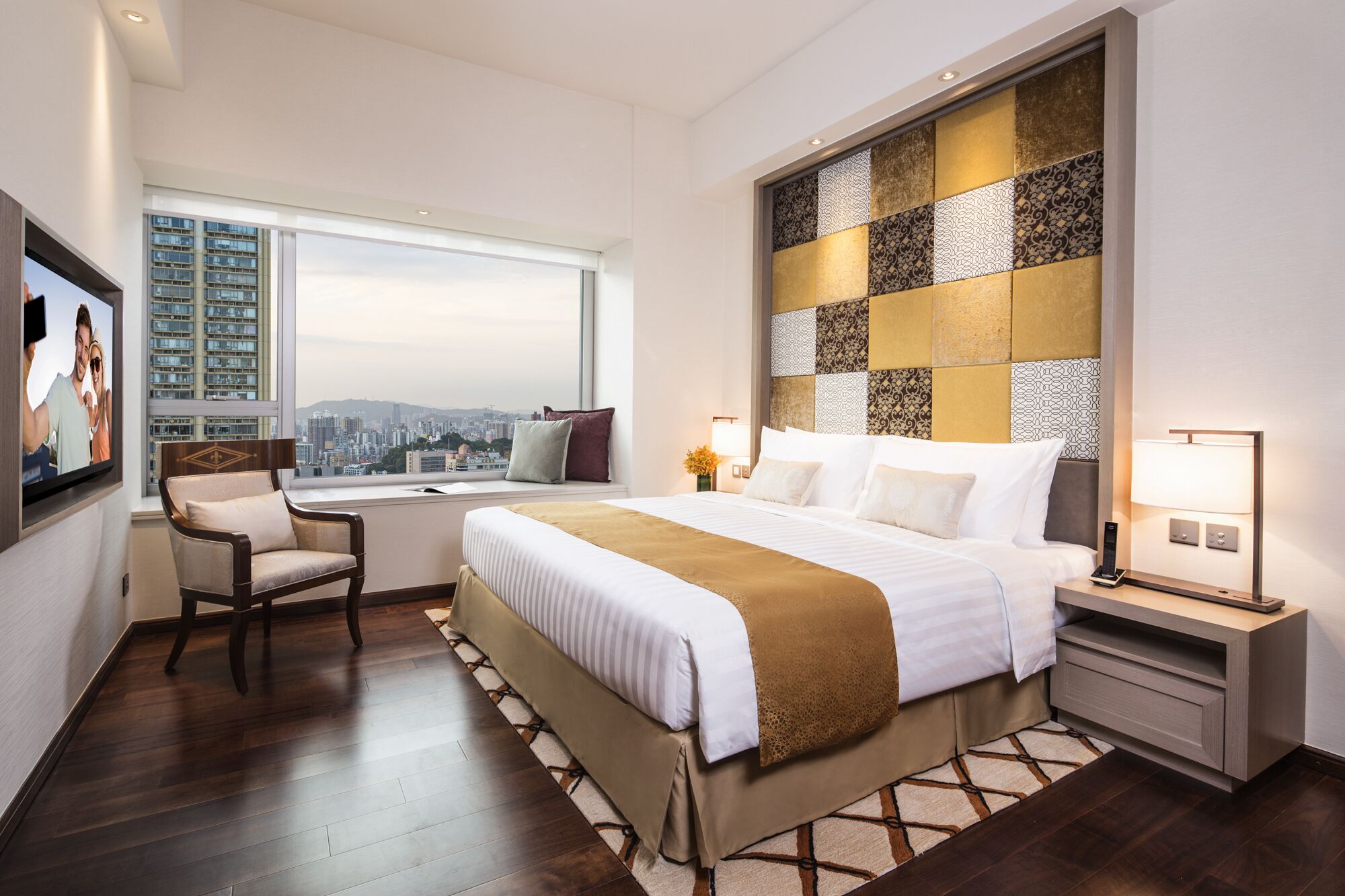 executive suite | free minibar items, in-room safe, desk, iron/ironing board