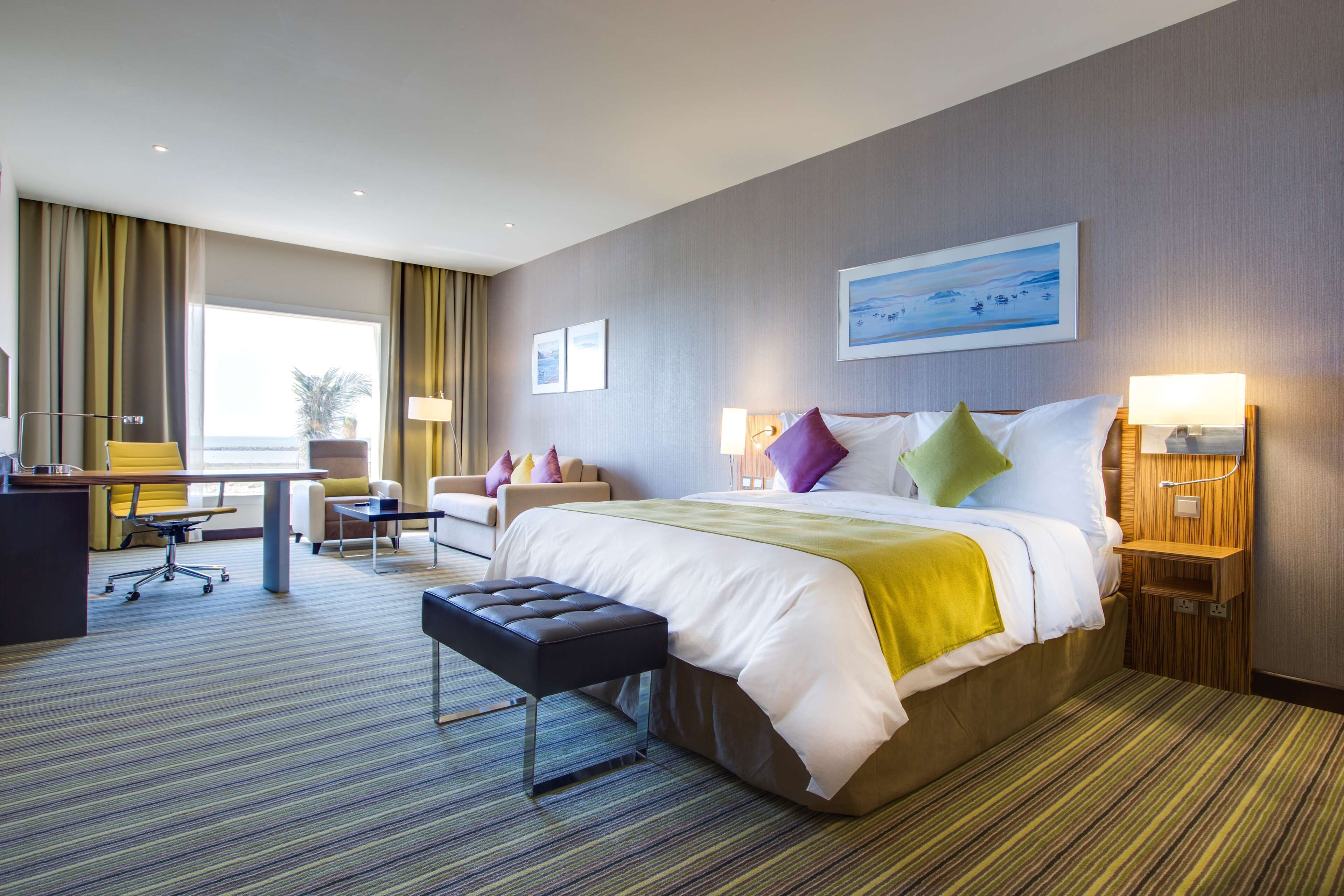 Minibar, caja de seguridad en la habitación y escritorio 