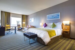 Standard Room | Minibar, in-room safe, desk, laptop workspace - Radisson Blu Resort, Jizan (Jizan)