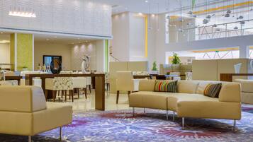 Se sirven desayunos, almuerzos y cenas; cocina internacional