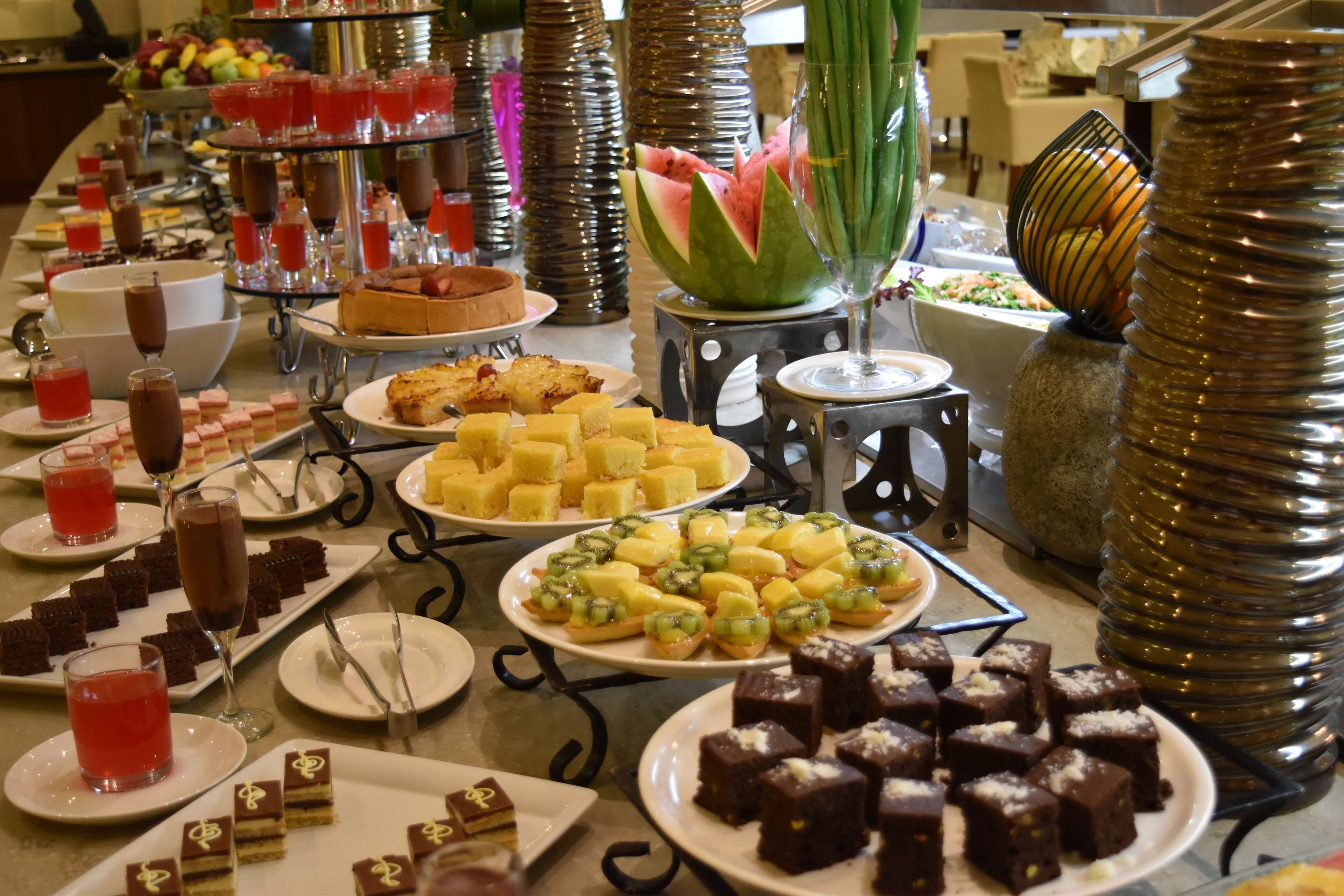 Café da manhã, almoço e jantar; culinária internacional 