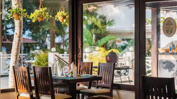2 restaurantes: opção de café da manhã, almoço e jantar