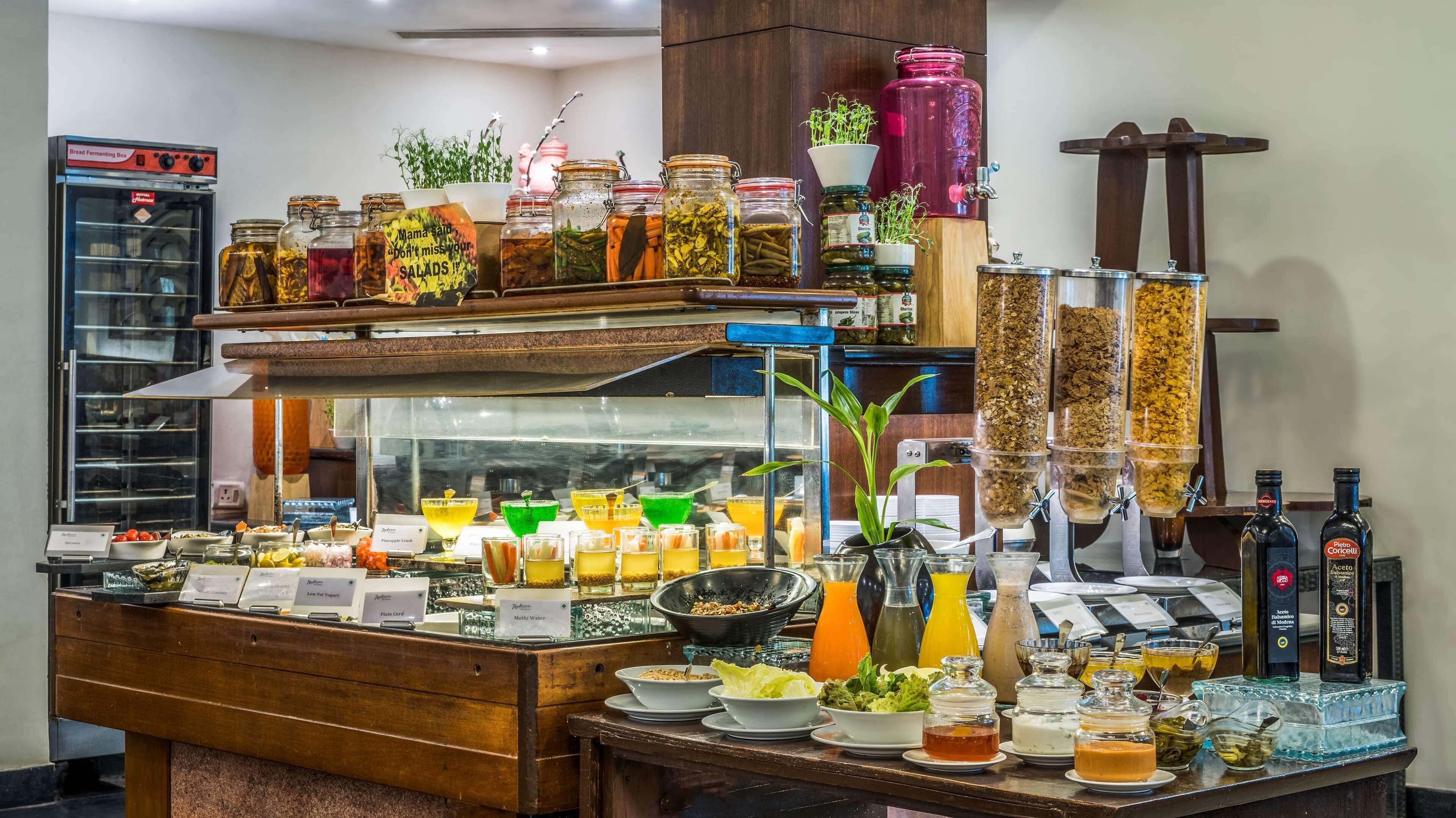 2 restaurants; breakfast, lunch, and dinner served