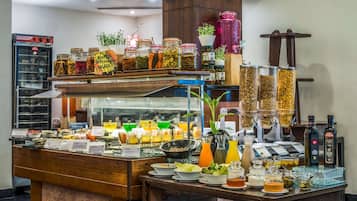 2 restaurants; breakfast, lunch, and dinner served