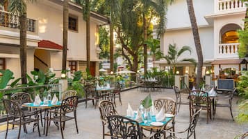 2 restaurants, breakfast served