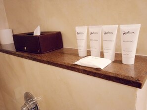 スイート | バスルーム | シャワー、環境にやさしいバスアメニティ、ヘアドライヤー、ビデ