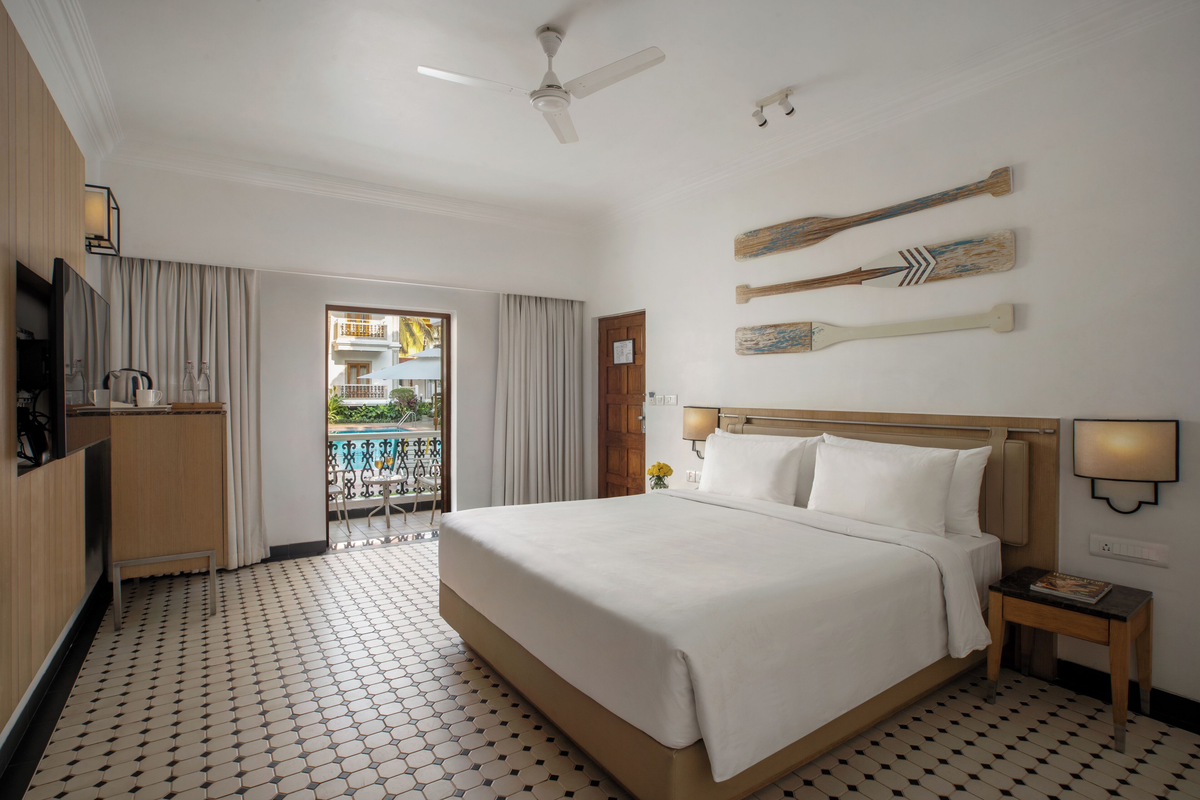 أغطية فراش متميزة وميني بار وخزنة داخل الغرفة وطراز فريد لكل وحدة