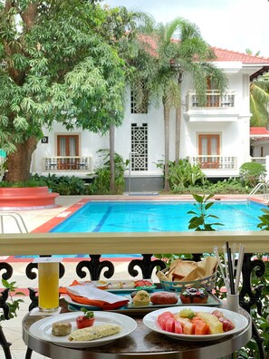 حمّام سباحة خارجي، مقاعد للتشمس