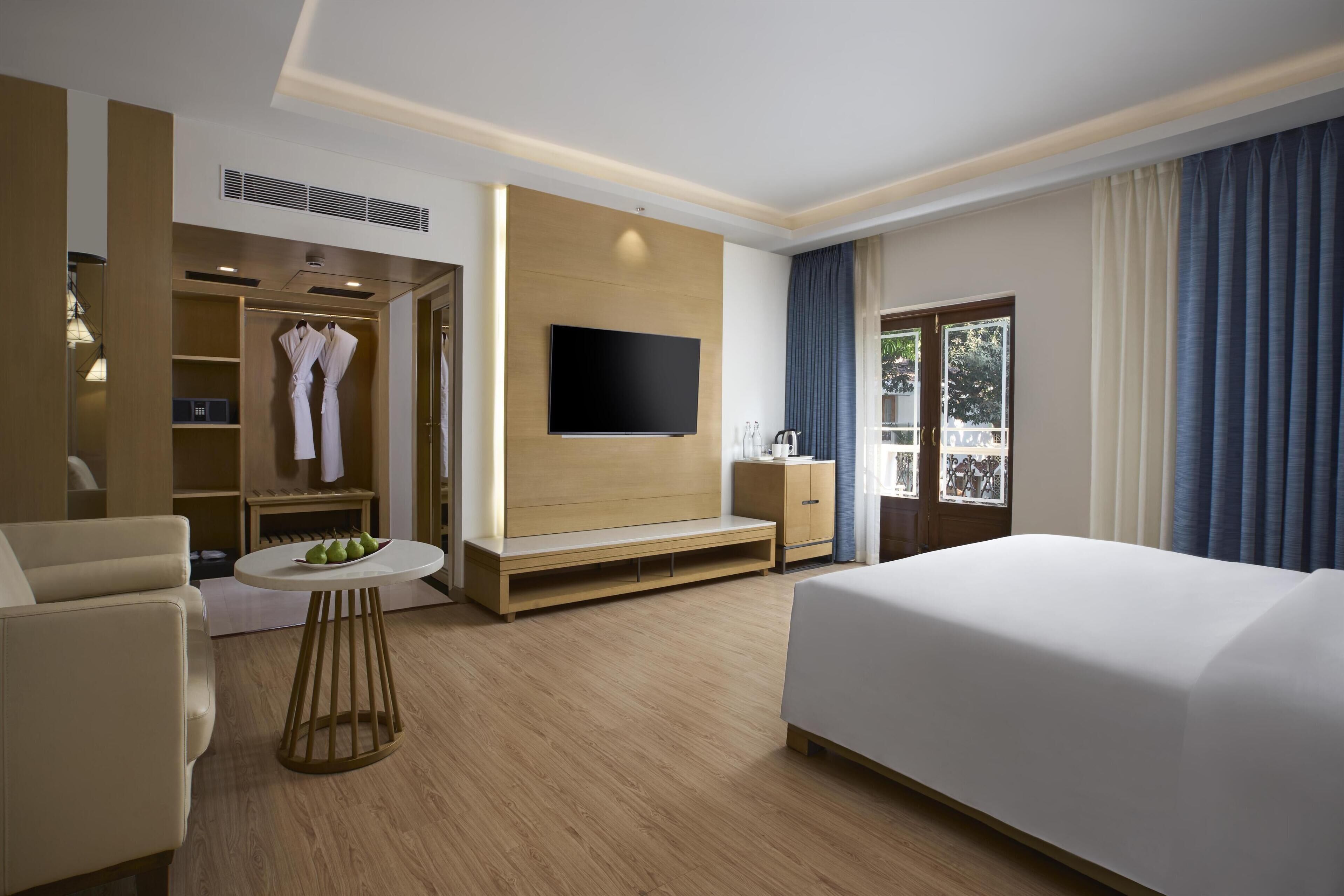 Junior Suite | Premium bedding, minibar, in-room safe, individually furnished