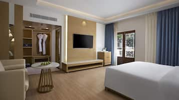 Junior Suite | Premium bedding, minibar, in-room safe, individually furnished