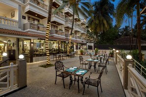 2 restaurants, breakfast served