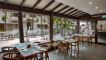 2 restaurants, breakfast served