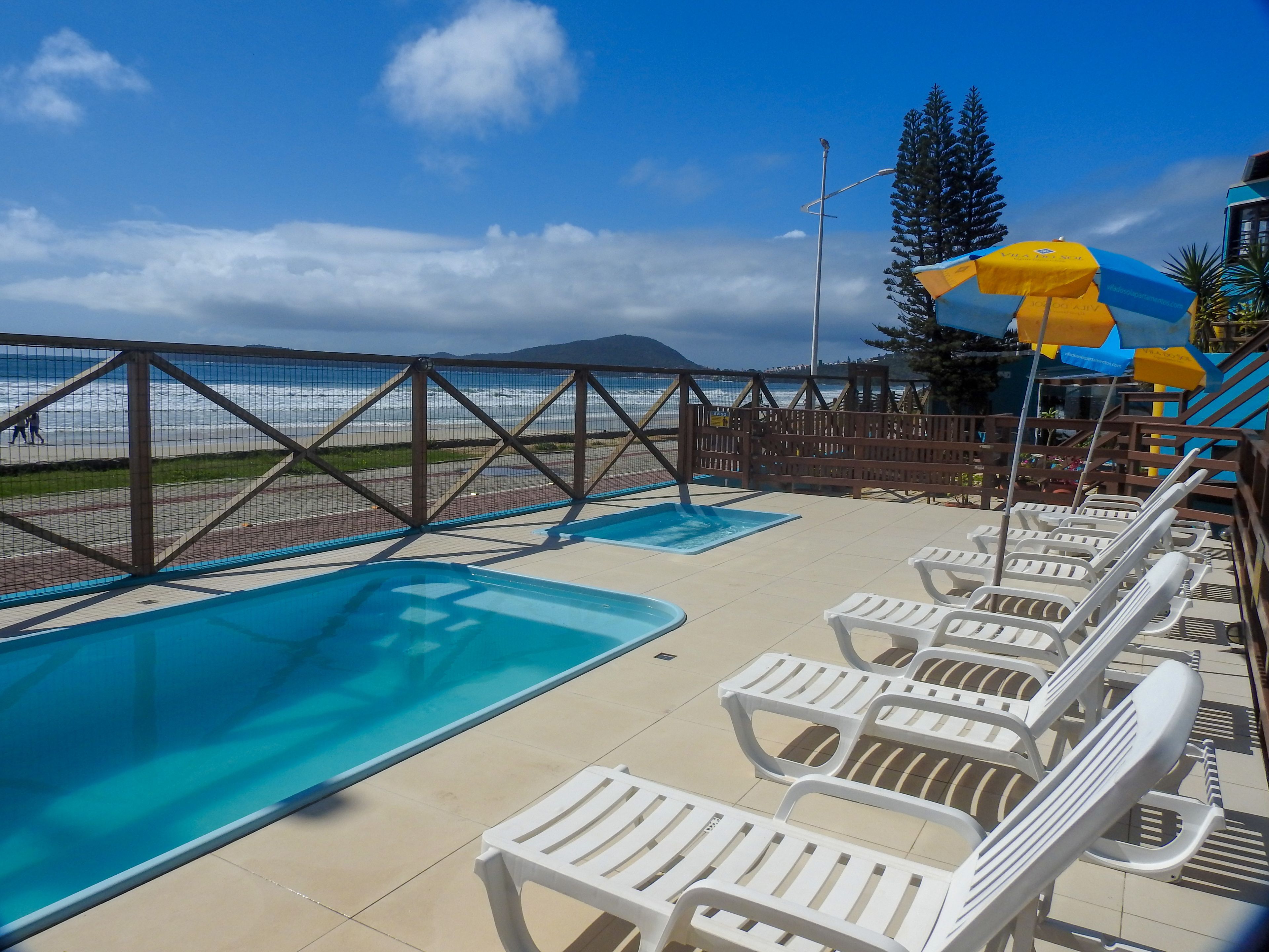 2 piscinas externas, espreguiçadeiras