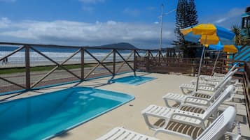 2 piscinas externas, espreguiçadeiras