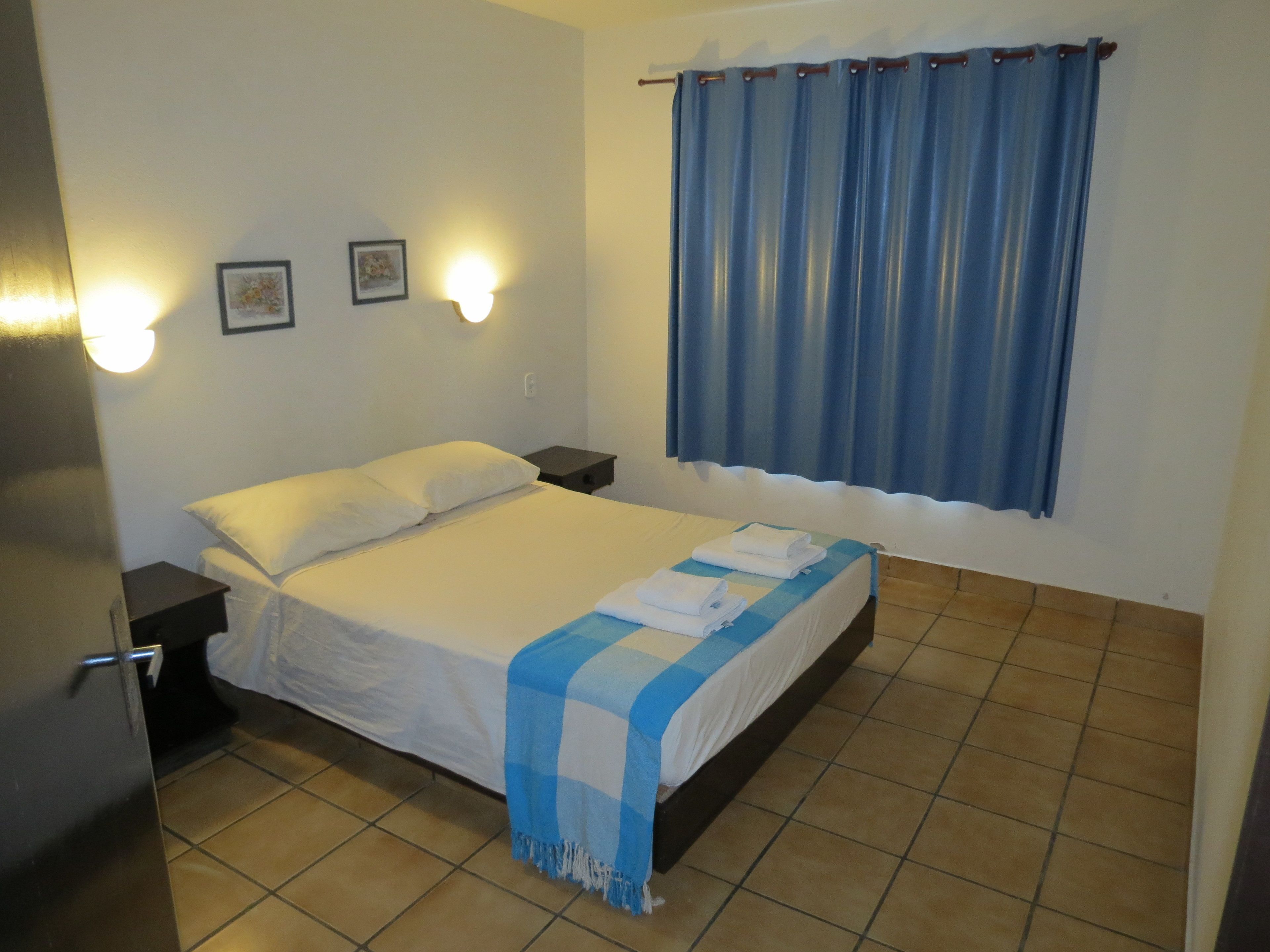 Apartamento quádruplo, Sem vista | Cofres nos quartos, ferros/tábuas de passar roupa, Wi-Fi de cortesia