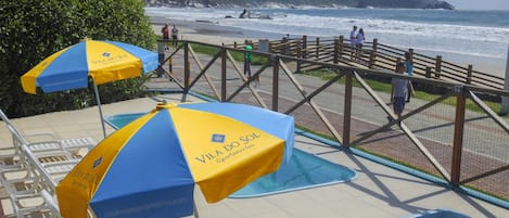 在海灘附近、白沙