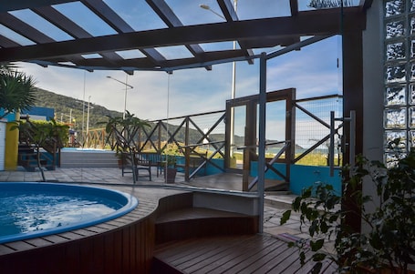 Salas de tratamiento para parejas, una bañera de hidromasaje