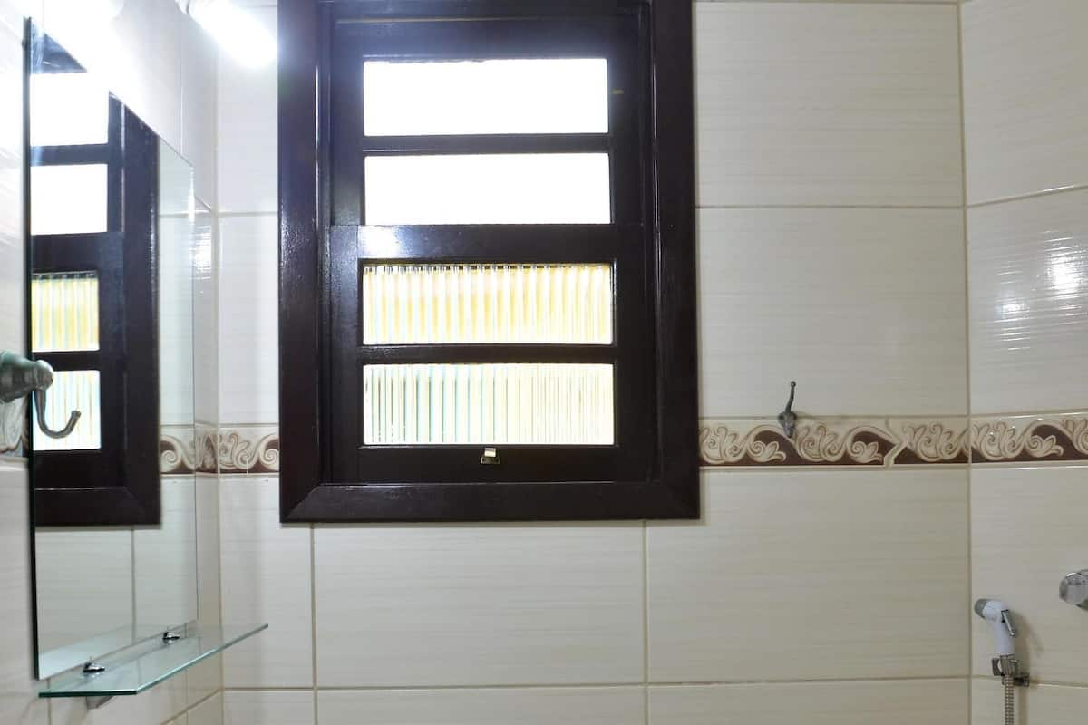 Baño | Regadera, secadora de cabello, toallas, jabón