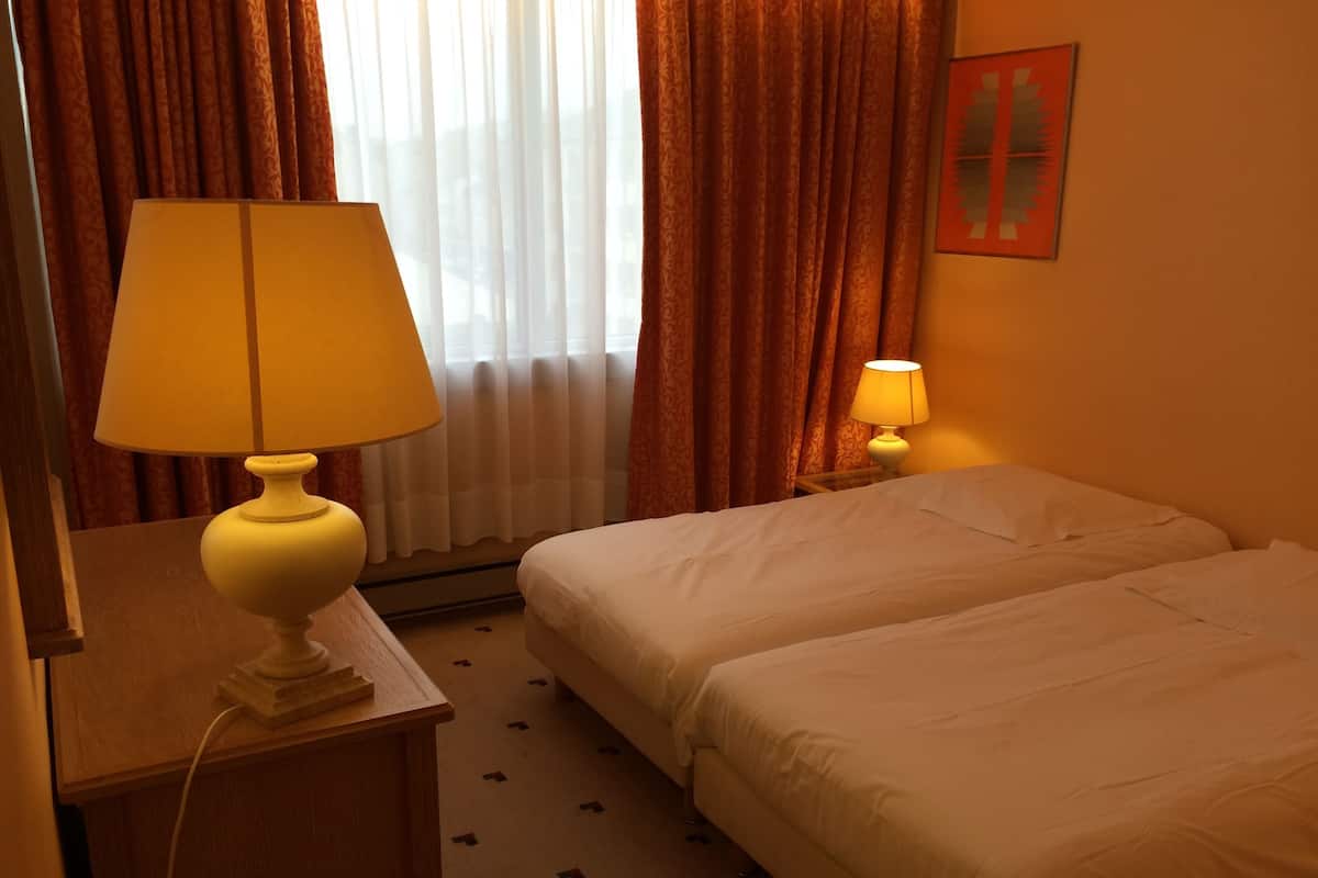 Desk, blackout curtains, soundproofing, free WiFi