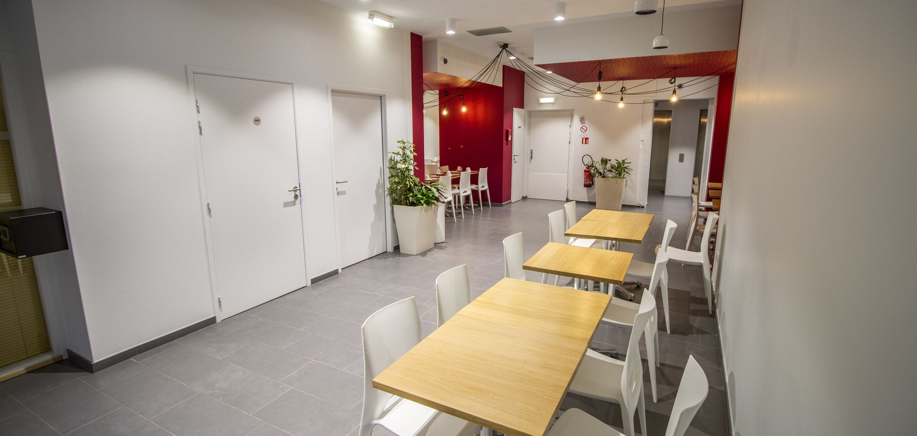 Desayuno continental entre semana (EUR 12.9 por persona) 