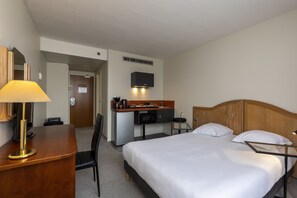 标准开间 | 办公桌、遮光窗帘、隔音、免费 WiFi