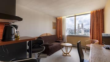 Familie studio | Een bureau, verduisterende gordijnen, geluiddichte muren, gratis wifi