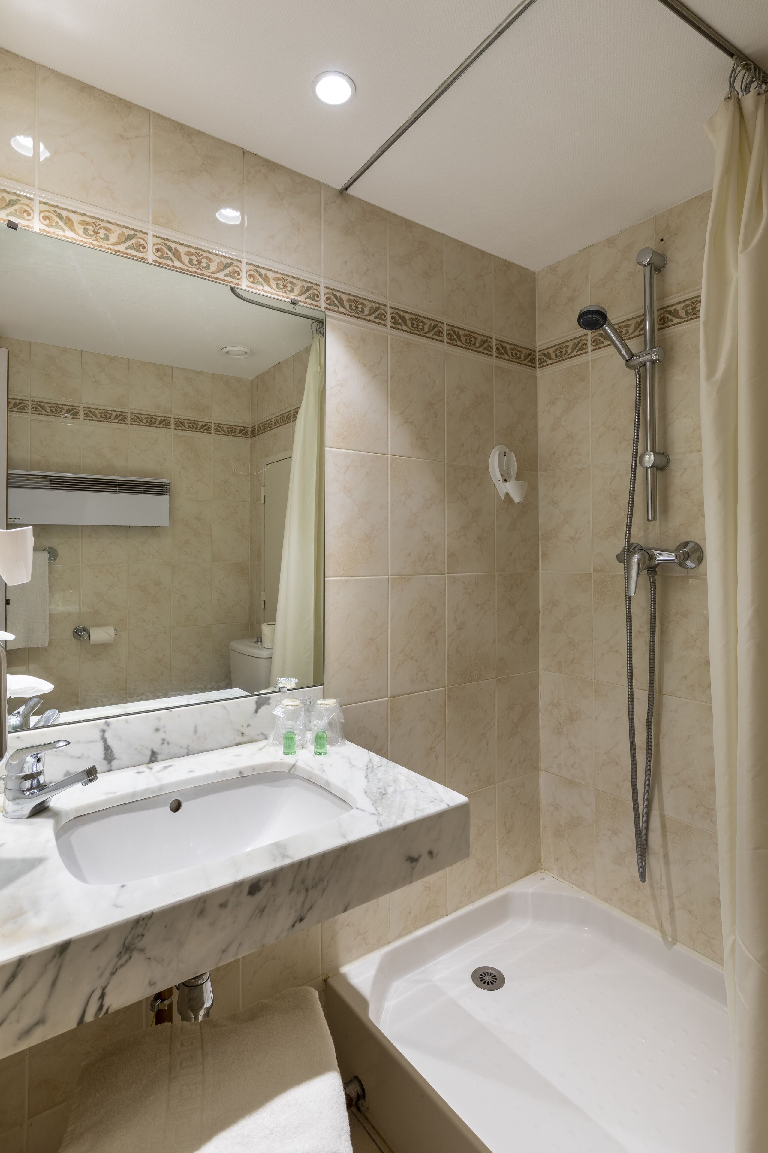 Standard Studio, 1 Queen Bed | Bathroom | Shower, free toiletries, hair dryer, towels