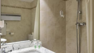 Studio Standard, 1 grand lit | Salle de bain | Douche, articles de toilette (gratuits), séchoir à cheveux