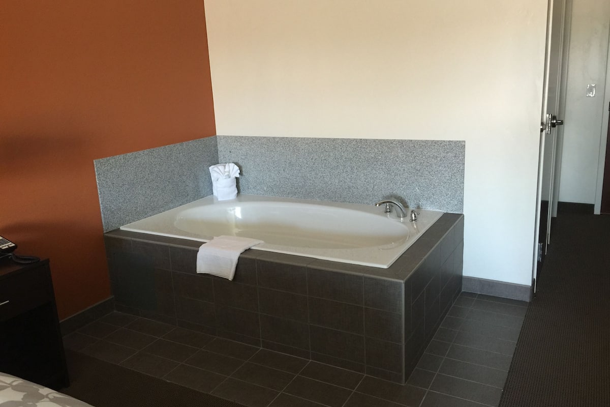 junior suite, 1 king bed with sofa bed, non smoking | bathroom | combined shower/bathtub, free toiletries, hair dryer, towels