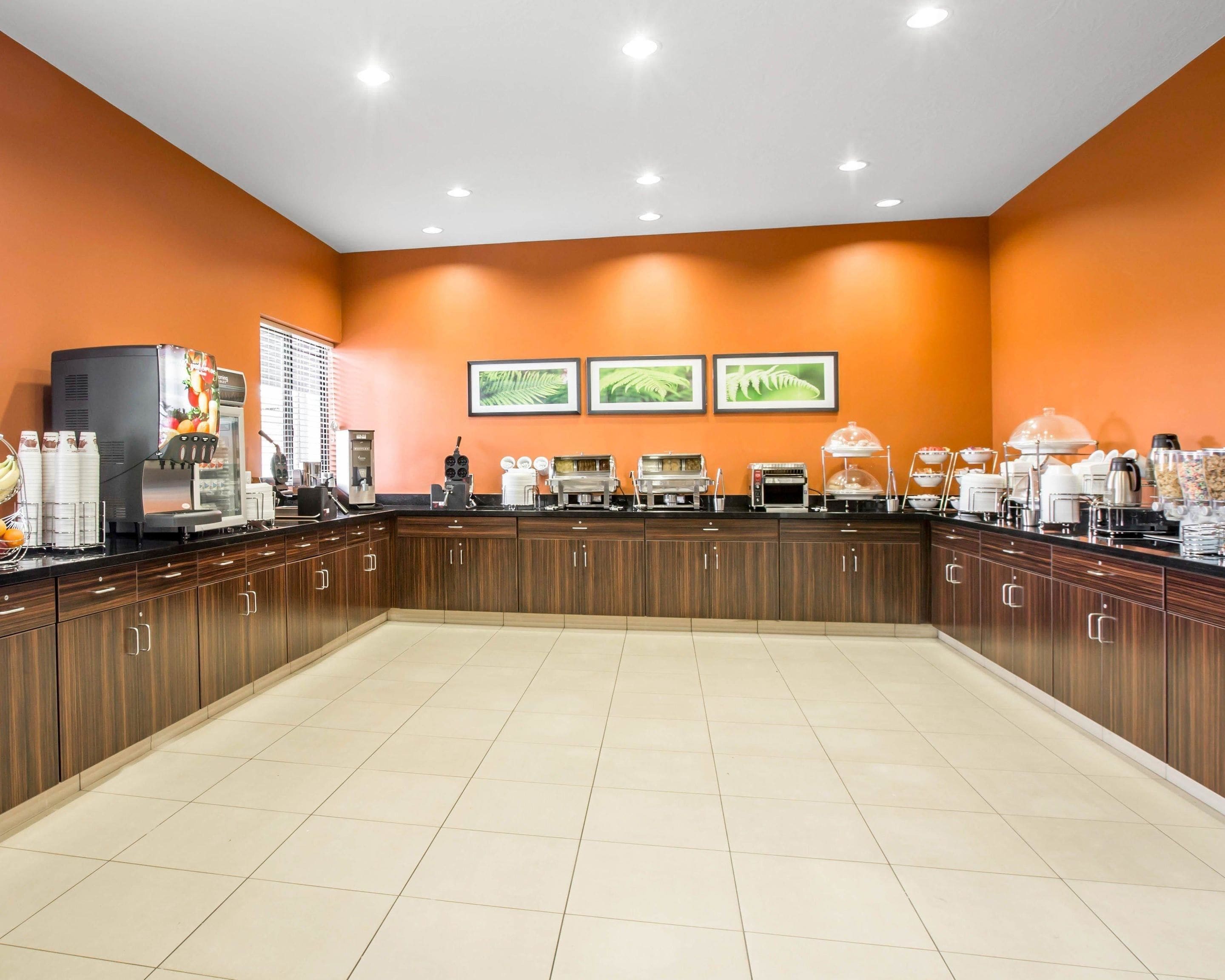 Una cocina amplia con una isla central, equipada con diversos electrodomésticos y una estación de café.