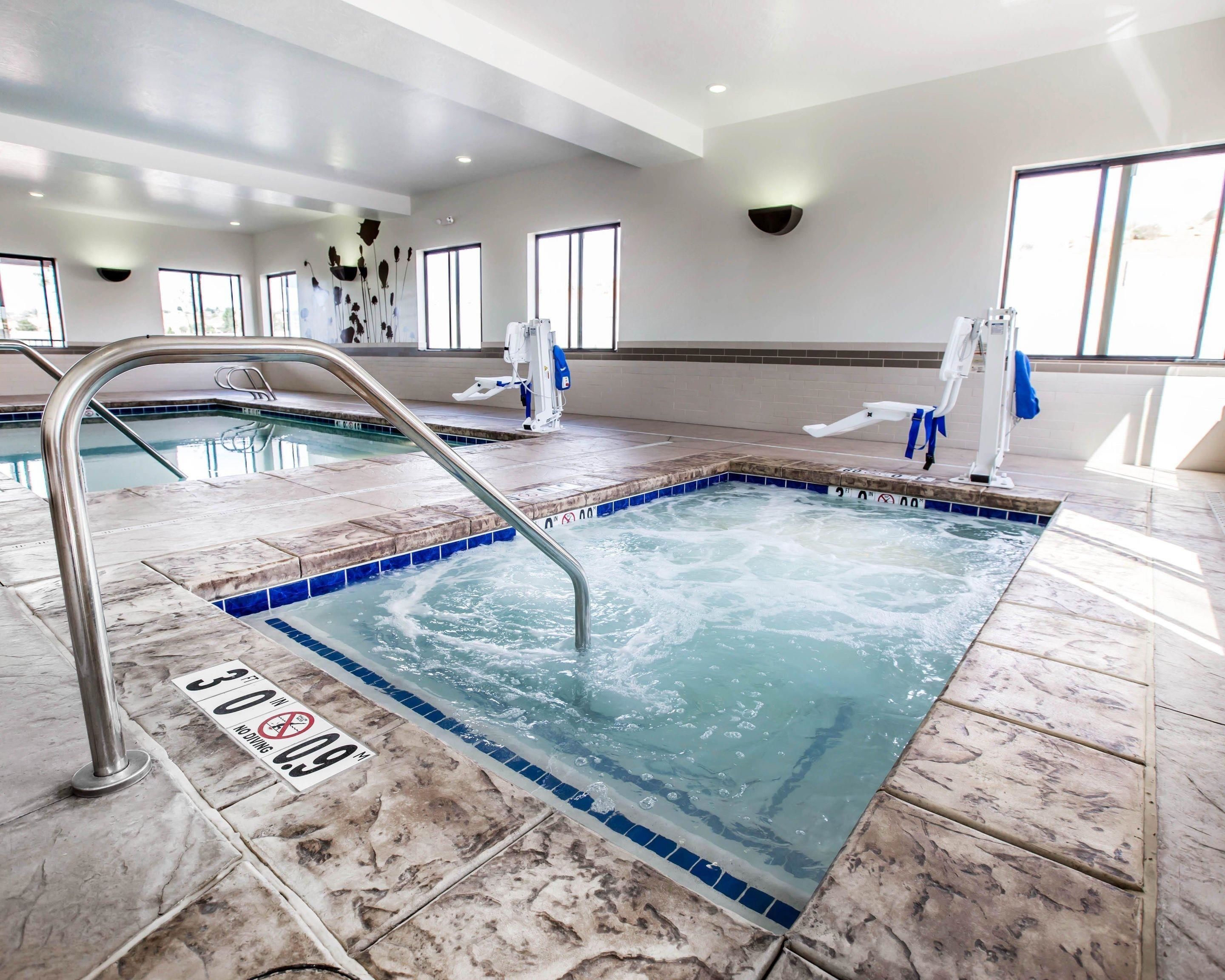 Una piscina techada, sillones reclinables de piscina