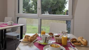 Colazione a buffet, servita nei giorni feriali (12 EUR a persona)