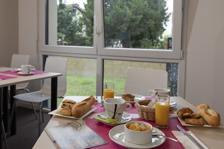 Desayuno buffet los días de semana (EUR 12 por persona)