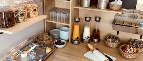 Ontbijtbuffet op werkdagen (EUR 12 per persoon)