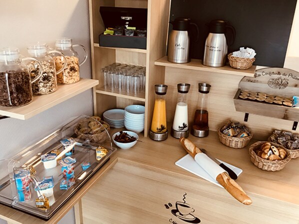 Petit déjeuner buffet servi en semaine (12 EUR par personne)